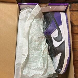 Nike sb dunk low pro
Court purple/ black and white